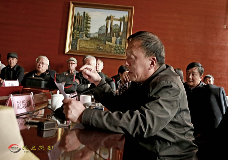 滁州市协副主席赵思渊在点评获奖作品.JPG