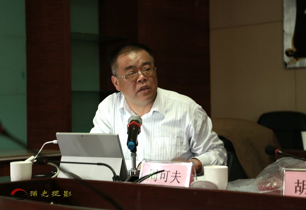 胡主席在主持座谈会.JPG