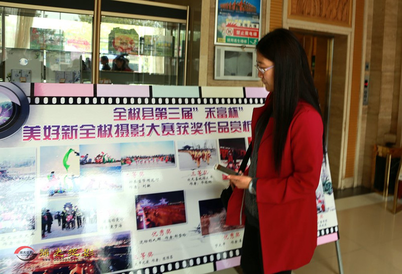 李霄桢在看禾福杯图展.JPG
