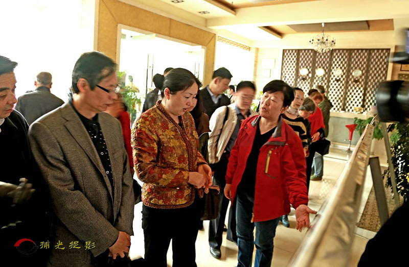 全椒宣传部长与金铭荣誉主席在看摄影展.JPG
