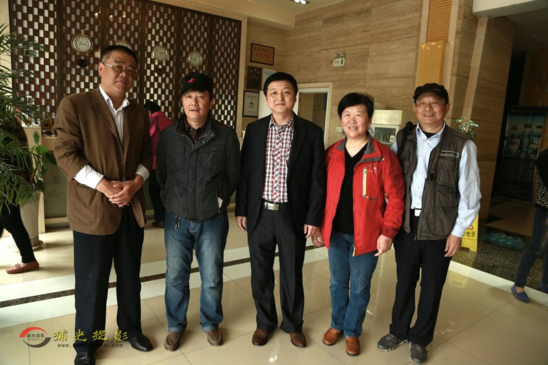 袁梦海与各位主席合影.JPG
