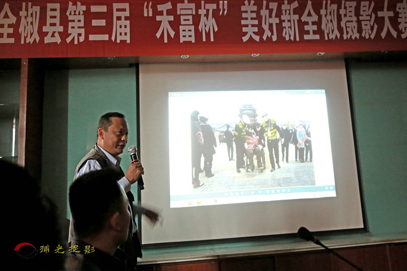 袁梦海在大会上介绍自己的获奖作品.JPG