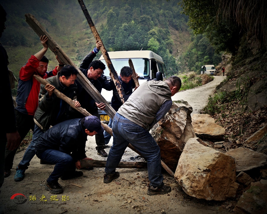 张国莉《合力排险》.JPG