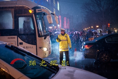 《风雪护航》张霞.JPG