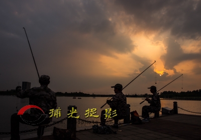 《节庆广场的傍晚》  方华.JPG