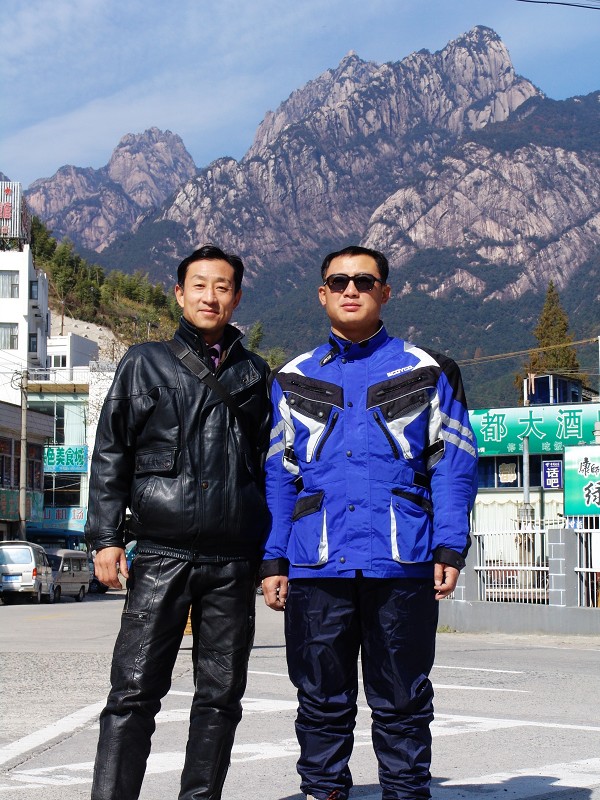 想买摩托车服吗?