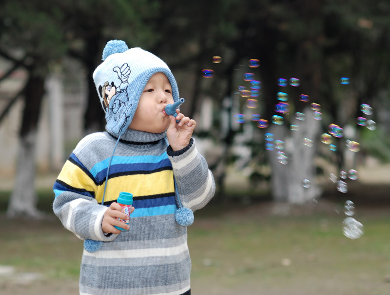 这两天雪景照太多了，发一组小孩的照片大家看看。
