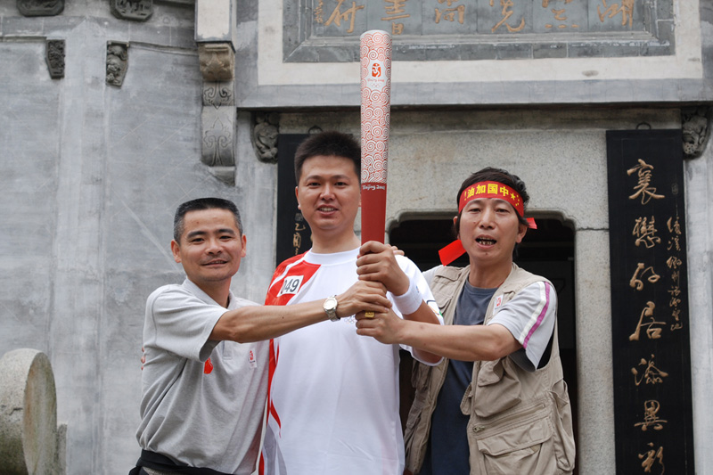 给奥运火炬手摄影的马钢人